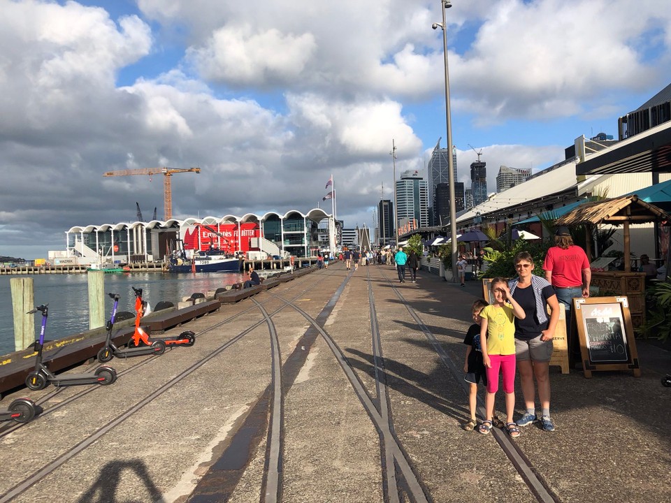 Neuseeland - Auckland - Unterwegs zum Hafen. Wir essen eine Pizza im Restaurant Wynyard Pavillon am Hafen. Und Überraschung: es kostet 15% mehr, Waitangi sei Dank.