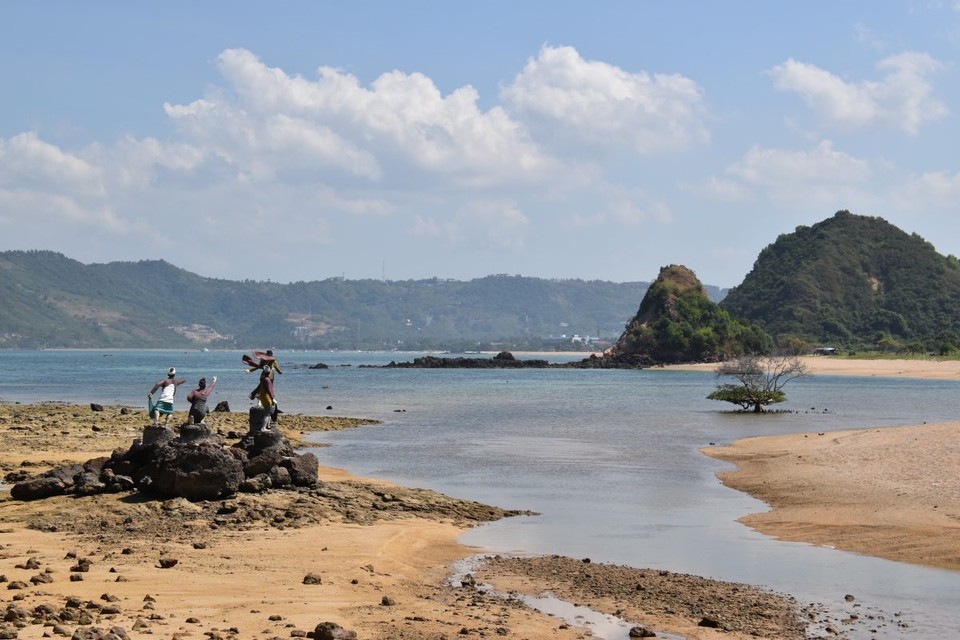 Indonesien - Kabupaten Lombok Tengah - Auf dem Weg sahen wir die Prinzessin Mandalika,die vor ihren 3 Verehrern flüchtete.