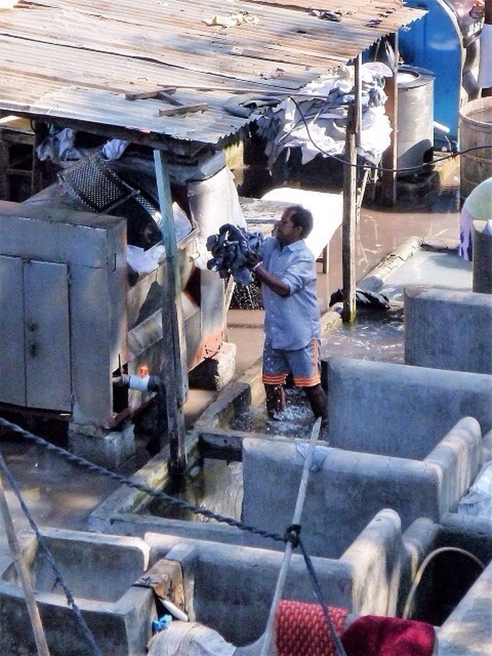  - Indien, Mumbai,  - Hier wird die Wäsche in die Schleuder getan 