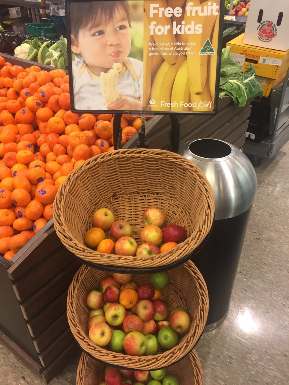 Australia - Darwin - A gyerekeknek gyümölcs van kitéve az üzletben, hogy azt rágcsálják, amíg a szülő vásárol. Korán elkezdik az egészséges táplálkozásra való szoktatást. 