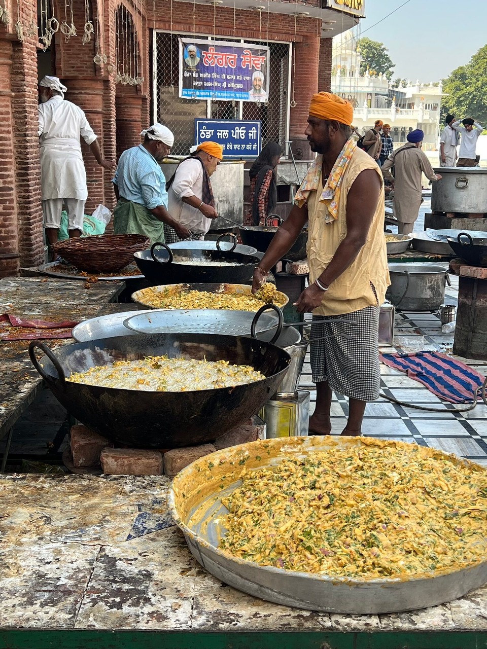 Indien - Amritsar - Die große Tempelküche gewaltige Töpfe und Pfannen, in denen tausende Mahlzeiten 24 Stunden am Tag gekocht werden.