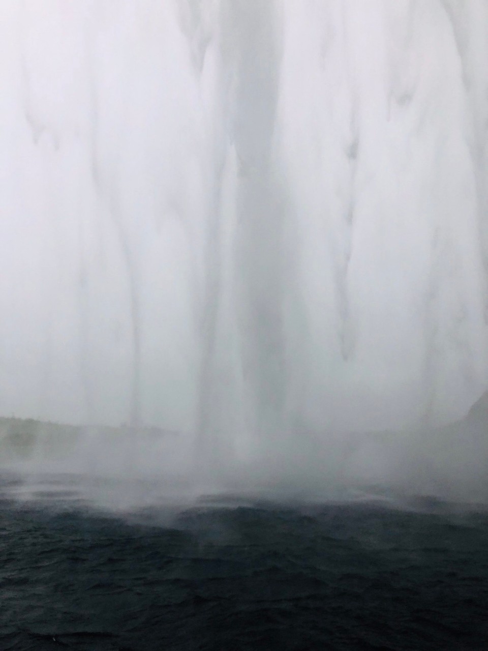 Island - Rangárþing eystra - Je nach Windeinfall bewegt sich der Wasservorhang nach vorne oder nach hinten und man steht immer mal wieder voll in einer Wasserböe…