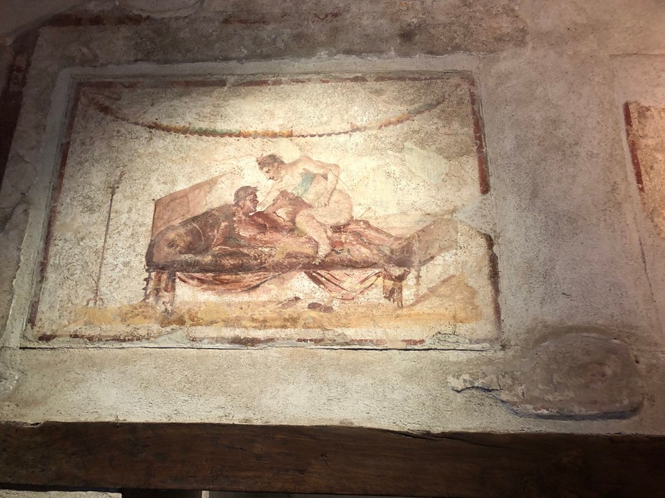 Italien - Pompei - Im Lupanare: Über den Türen sind ein paar Anregungen zu sehen. 