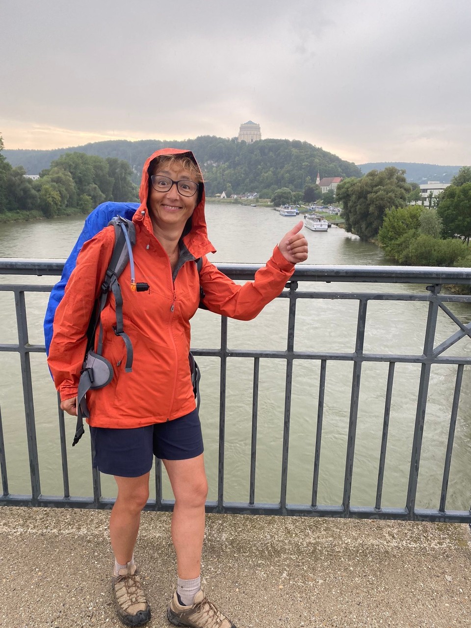 Deutschland - Kelheim - Es regnet in Kehlheim. Im Hintergrund die Befreiungshalle - leider schon geschlossen.