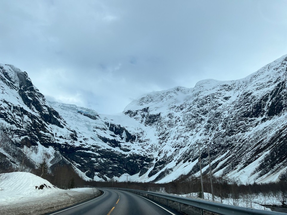 Norwegen - Utvik - Ein Teil des Gletschers ist schon von hier sichtbar 