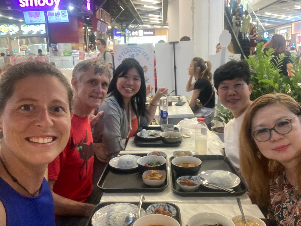 Singapur - Singapur - Zum Mittagessen treff ich mich mit Jovina und Christine, die ich in Jakarta getroffen hab. Christine bringt ihre Tochter Cheryl mit und ich Ray (Vancouver) vom Stadtrundgang 😅