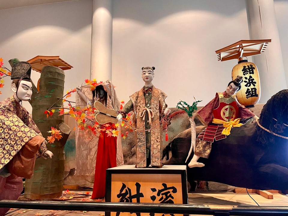 Japan - Hirosaki - So Figure ziehnds dur d Strosse, meistens inspiriert vo lokale Erzählige