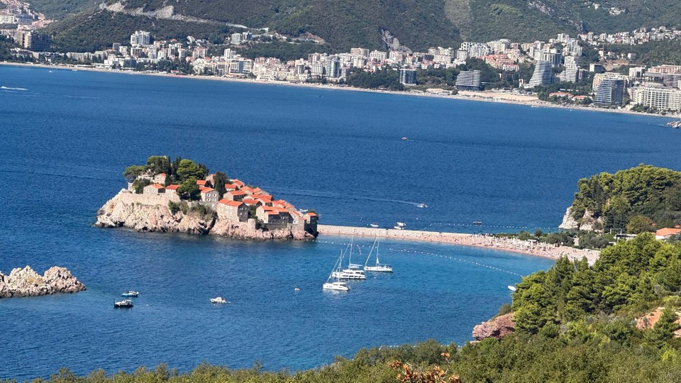Montenegro - Budva - Ein kurzer Damm verbindet die kleine Insel, deren Fläche lediglich 1,46 Hektar umfasst, mit dem Festland.