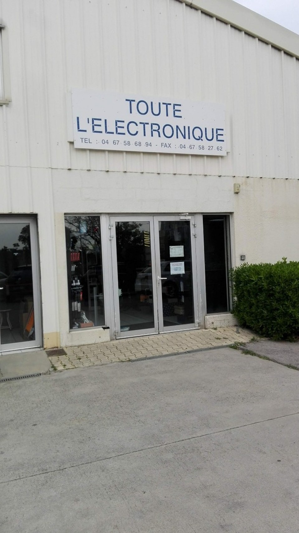 Frankreich - Montpellier - Das passende Geschäft - den Tipp habe ich von einem Fernsehelektroniker bekommen, der mir zwar nicht mit der Reparatur, sehr wohl aber mit dem richtigen Geschäft helfen konnte. 
