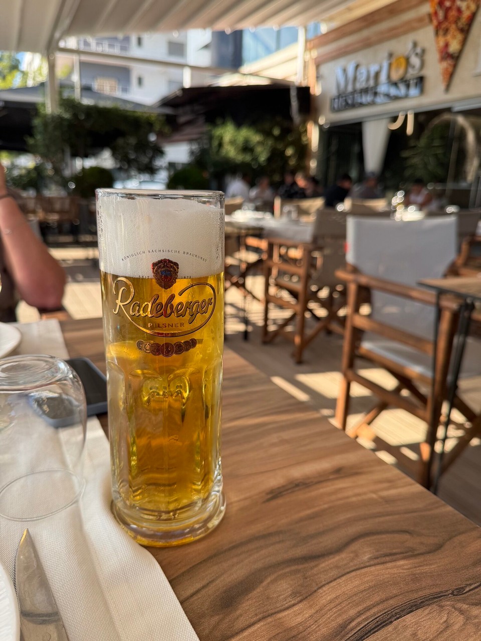 Albanien - Vlore - Da bin ich mal ohne Auto im Restaurant, was gibt es vom Zapfhahn …
Lokales Bier haben sie nur in der Flasche.