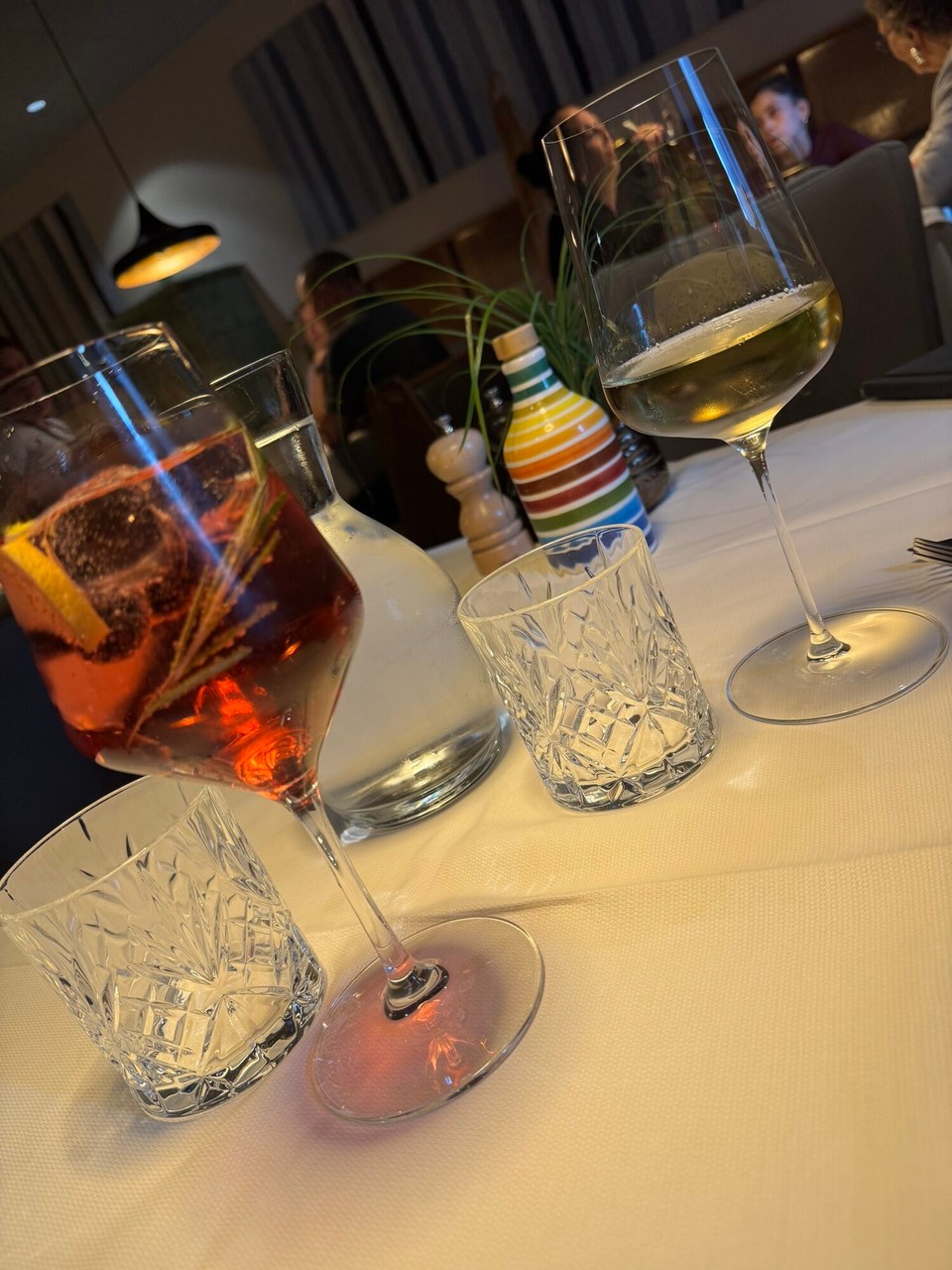 Italien - Sterzing - Haus-Aperitif…. Gin, Soda, Johannisbeere & Rosmarin