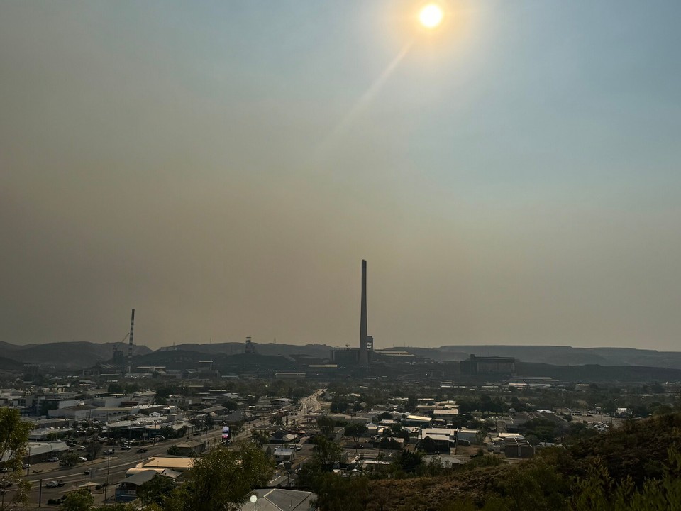 Australien - The Gap - Das isch z Gländ wo im Moment no Erz abboua würd zum Kupfer, Blei und Zink drus z macha. Z Erz würd au direkt an dem Ort verarbeitet zu Zinkkonzentrat, Kupferanodaplatta und Bleibarra mitera Reinheit vu über 99,5% und Zinkkonzentrat. Dernoh würds per Zug und Schiff exportiert.
