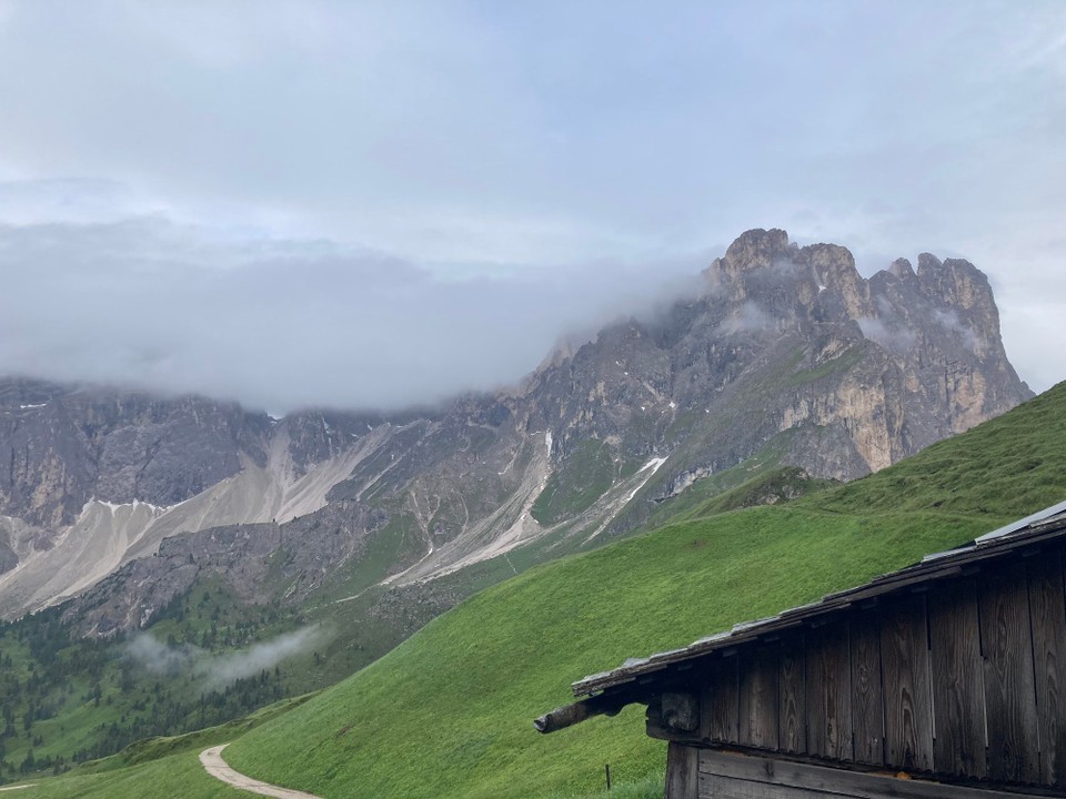 Italien - St. Christina in Gröden - Wollen gerade über der Roa Scharte