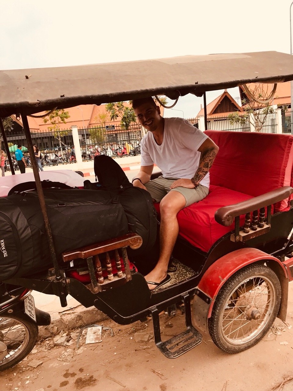 Kambodscha - Siem Reap - Hier wartet auch schon unser Taxi=Tuk-Tuk Fahrer -> Eugen🧔🏾
