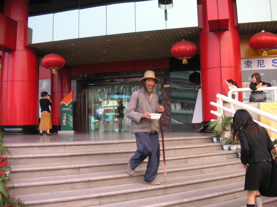 China - Xi’An - Almosen für die Armen gibts in den Shop-Zentren