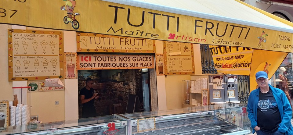 Frankreich - Menton - Natürlich noch ein 🍋 eis dort gekauft 