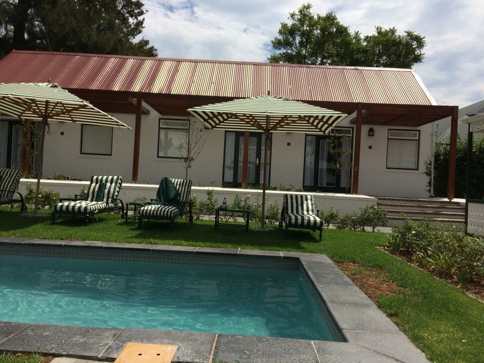 Südafrika - Graaff-Reinet - So lässt es sich aushalten :) Pool direkt vor dem Zimmer (rechts)