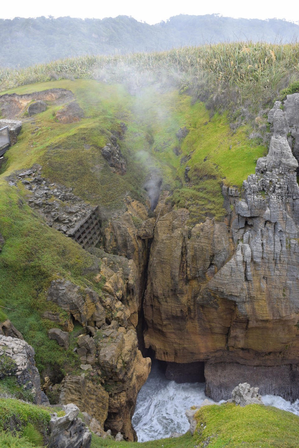 Neuseeland - Pancake Rocks - "Chimney Pot" - die Wucht der Wellen führt dazu, dass das Meerwasser fein zerstäubt wird und wie der Rauch aus einem Kamin ausschaut