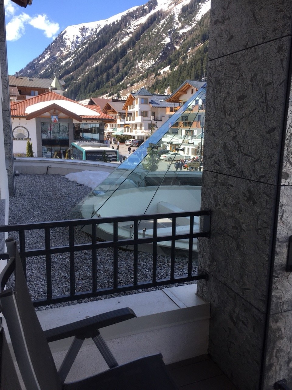 Österreich - Ischgl - Blick von unserem Balkon auf Dorf und Schnee 😊