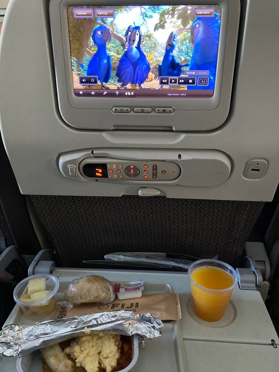 Fidschi - Nadi - Frühstück im Flieger und dazu Rio 2 - Rio, mh, vielleicht auch mal ne Reise wert 🙊🤪😅