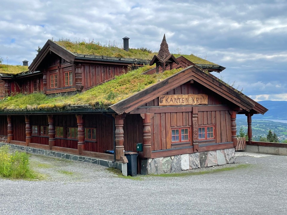 Norwegen - Lillehammer - Nette Hütte am Berg oben, aber leider geschlossen 