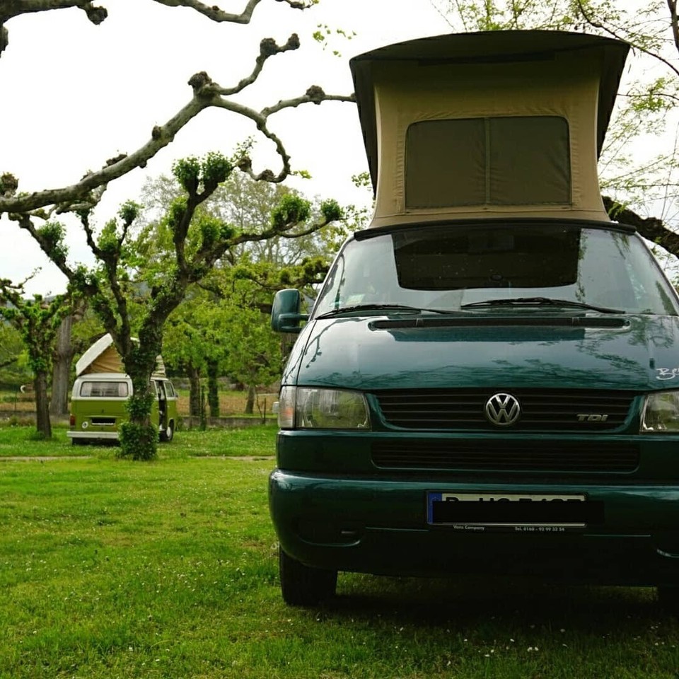 Frankreich - Vallon-Pont-d'Arc - So ein schöööner kleiner Campingplatz <3 VW Bus friends =)