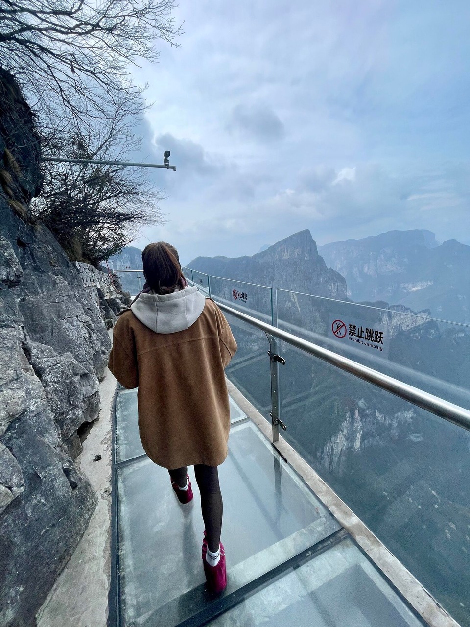 China - Zhangjiajie - Über de Glaswäg mit schigge Schüeli