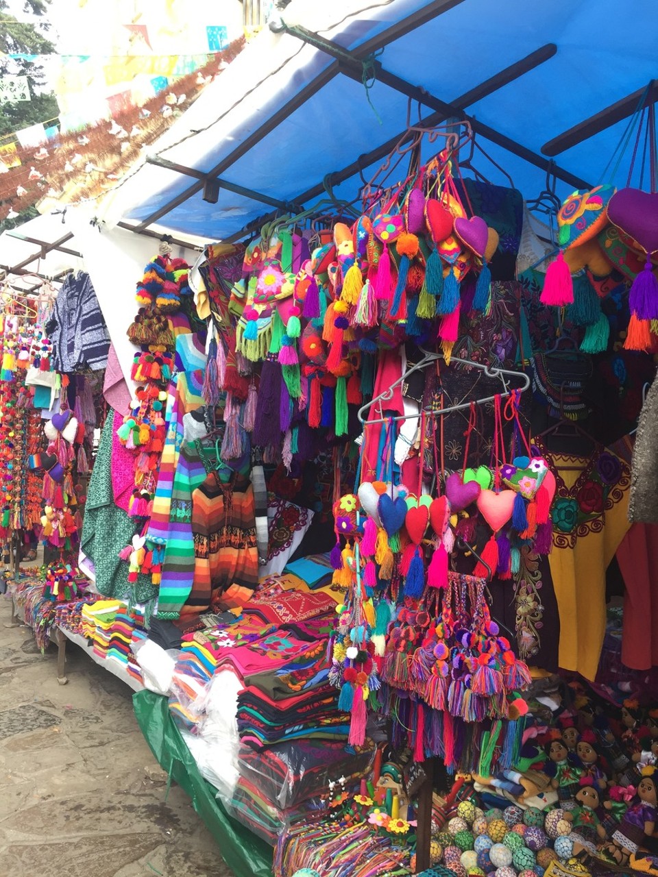 Mexiko - San Cristóbal de las Casas - Eine der vielen bunten Marktstände...