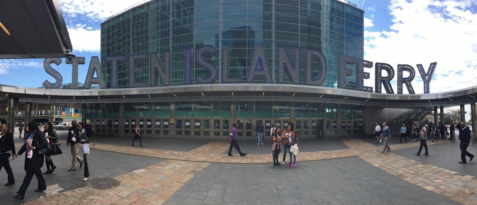United States - New York - Staten Island Ferry - warum nach Staten Island? Erstens gibt es dort gute Pizza und zweitens kann man die Skyline und die Freiheitsstatue umsonst sehen =) 