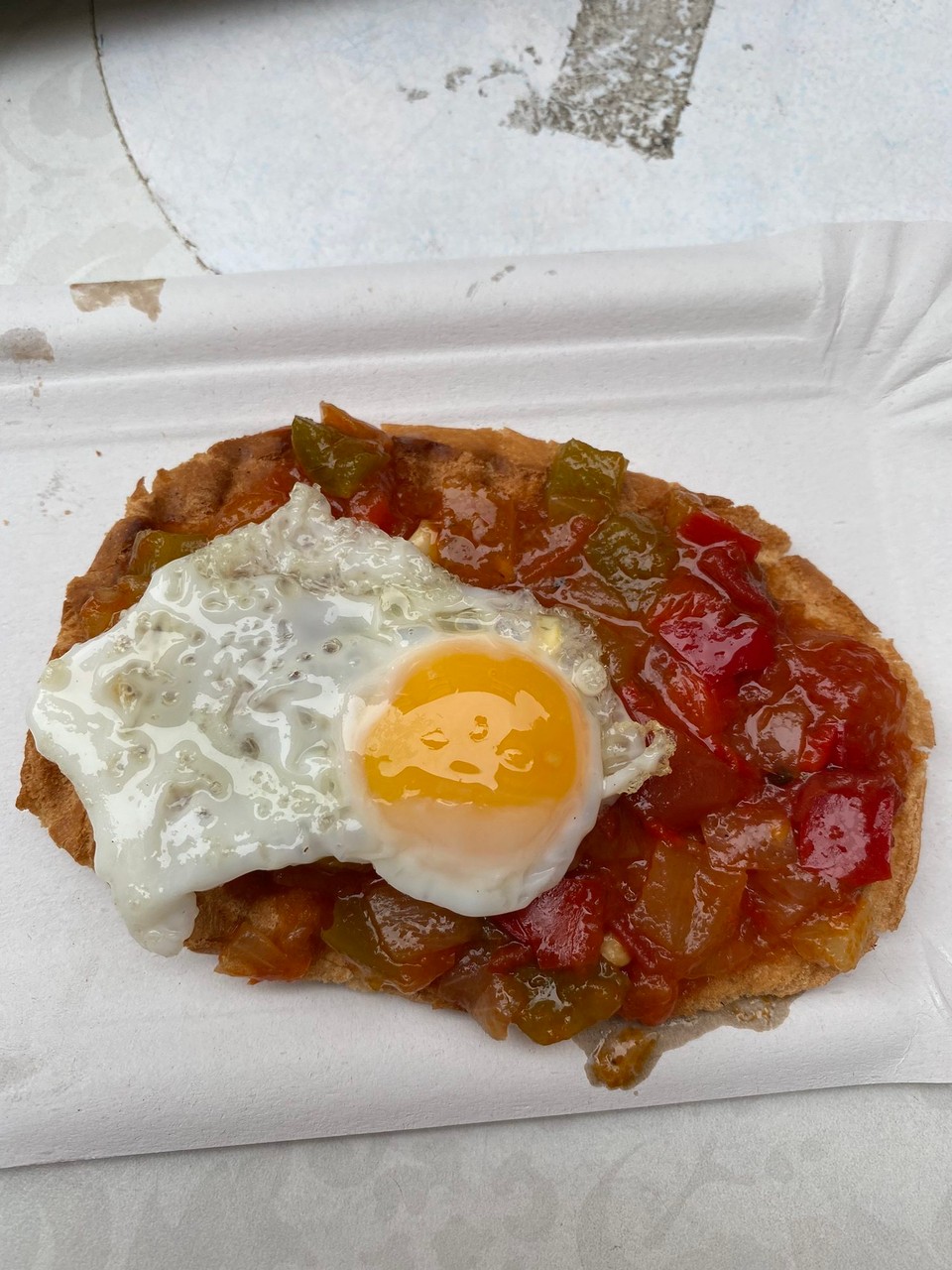 Spanien - Cartagena - kleine Gemüsepizza mit Wachtelei