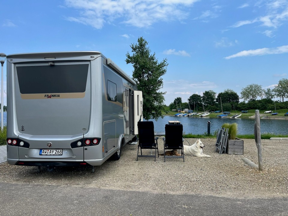 Belgien - Kinrooi - Der Platz war traumhaft aber es began mit ein paar Hinternissen bzw. Herausforderungen. Bei der Einfahrt fehlte uns der Eingangscode, aber dank der Yachthafenbesitzerin konnten wir reinfahren. Als nächstes war kein Strom da und … Natalie litt extrem unter ihrer Pollenallergie.
