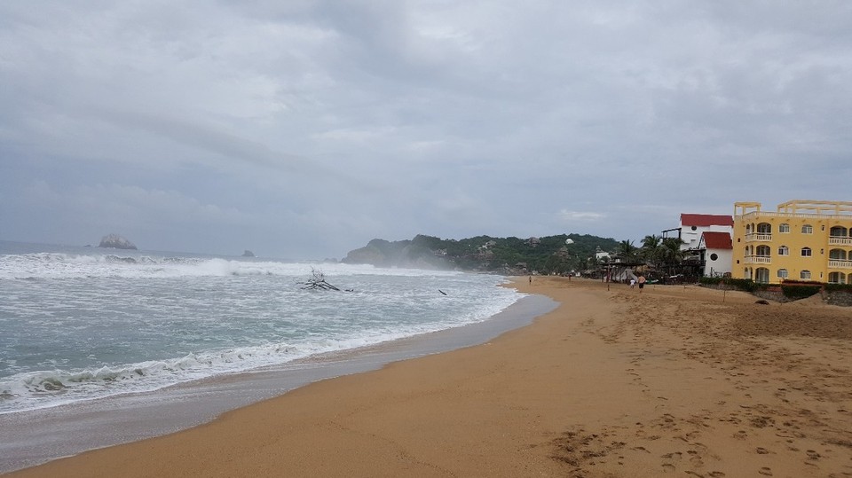 Mexiko - unbekannt - Der Strand von Zipolite zieht sich sehr in die Länge. Das Bild täuscht ein wenig. Es war zwar ein wenig wolkig, klarte jedoch sehr oft auf. Bei konstanten 32° aber egal....