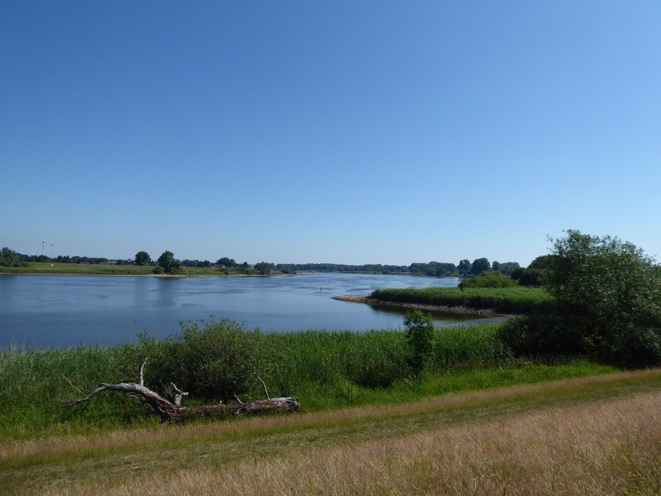 Deutschland - Boizenburg/Elbe - Und dann dieses: die Elbe zum ersten Mal hinter Hamburg ohne Industrieschiffe. Ruhig und majestätisch. Ich glaube, hier stand ich eine halbe Stunde und hab nur geschaut.