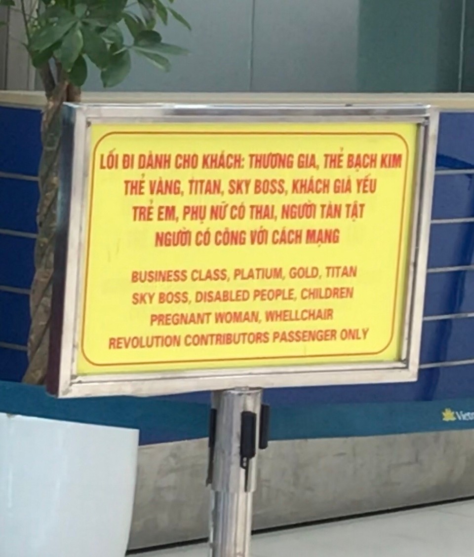 Vietnam - Da Nang - Dodgy airport sign...