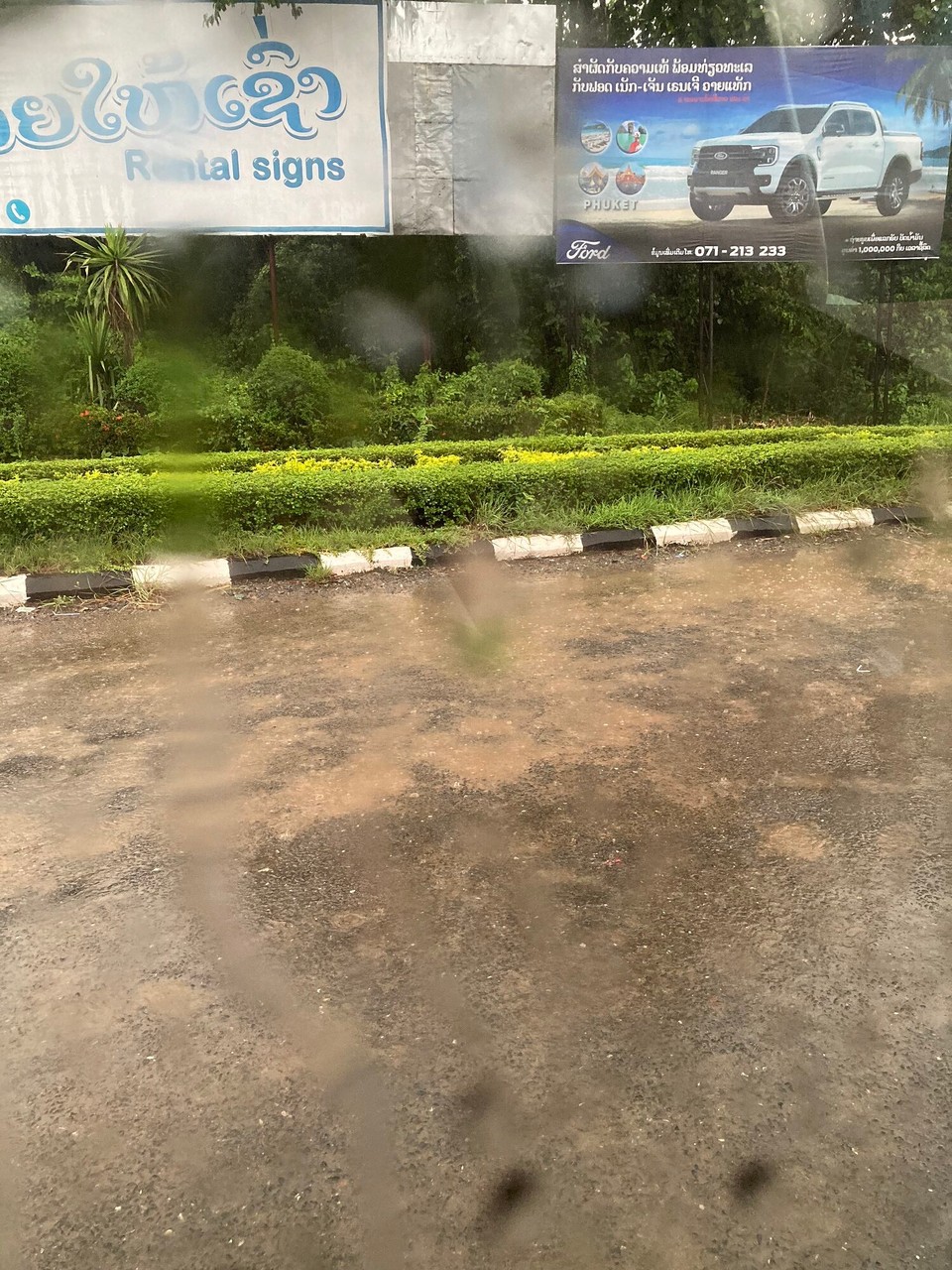 Laos - Vang Vieng - Es schüttet, aber ich sitz im trockenen Van und fahre zum Bahnhof