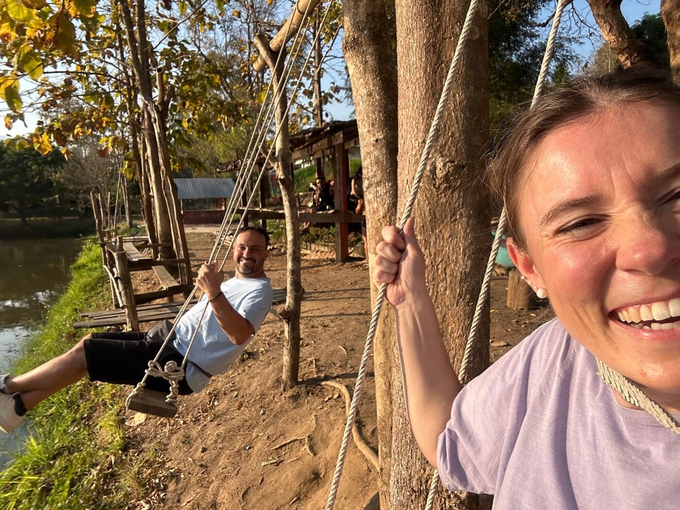 Thailand - Pai - Hinter den Kulissen: Manchmal klappt es dann nicht mit der synchronisierten Aufnahme. Hier erwürgt sich Milena beinahe beim Versuch ein Selfie zu machen. Ehsan ist viel zu weit vorne. 