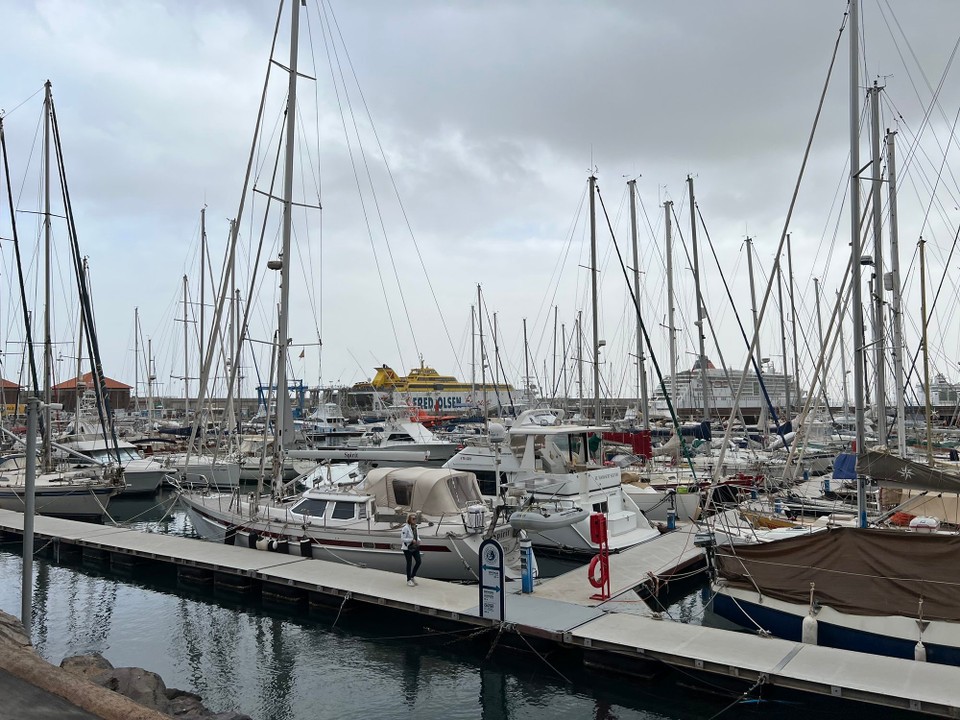 Spanien - San Sebastián de La Gomera - Hinter den Yachten wartet auch schon wieder die Fähre.