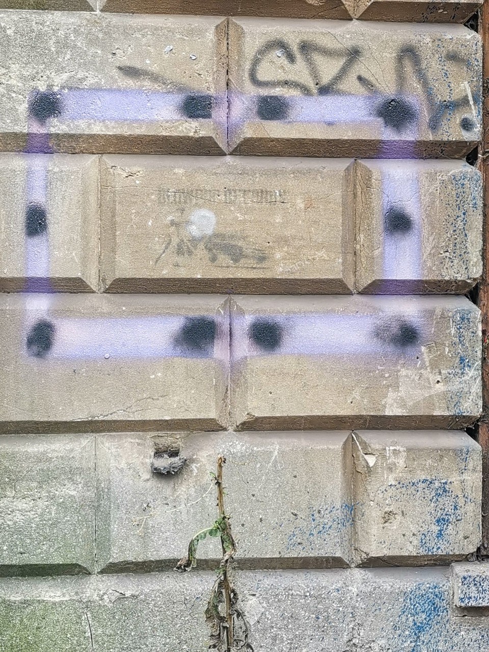 United Kingdom - Bristol - Banksy, kaum zu erkennen, an einem alten fast abgerissen en Haus