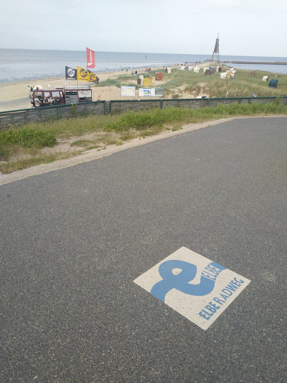 Deutschland - Cuxhaven - Dank meiner Cousine und ihrem Mann bin ich reibungslos in Cuxhaven angekommen
 Trotz Verspätungenn und Umwegen. Am Abend noch eine kurze Tour und meinen Startpunkt für Montag besucht. Dies ist der hochoffizielle Beginn des Elberadwegs. Im Hintergrund die Kugelbake. Große Liebe von Kindheit an.