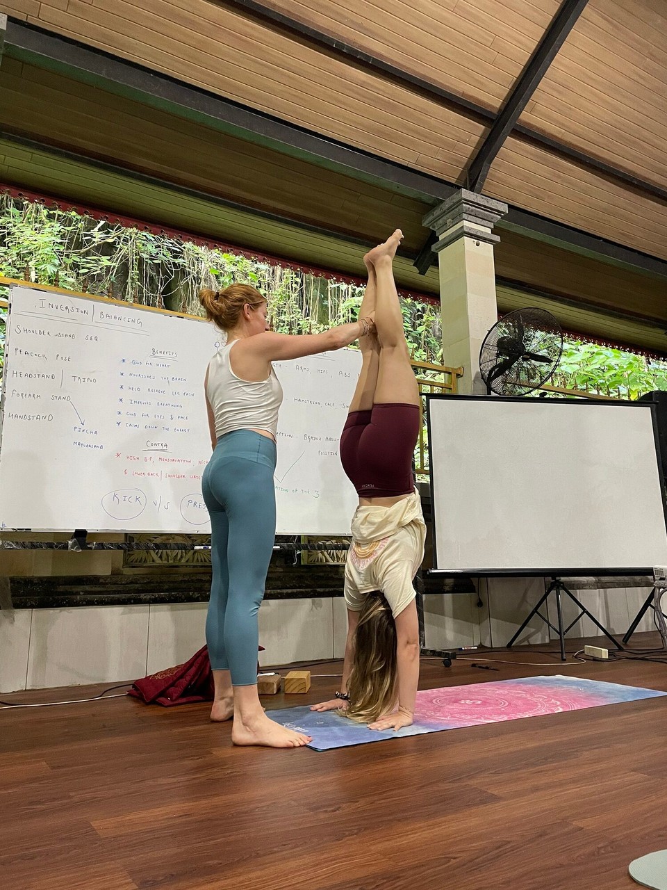 Indonesien - Gianyar - Inversion Training. Hilfestellung nur mit Faust erlaubt
