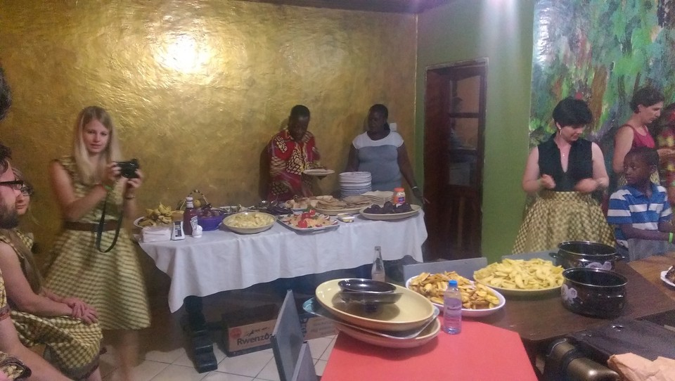 Demokratische Republik Kongo - Goma - Danach haben wir gemeinsam gegessen. Leckeres Barbecue! 