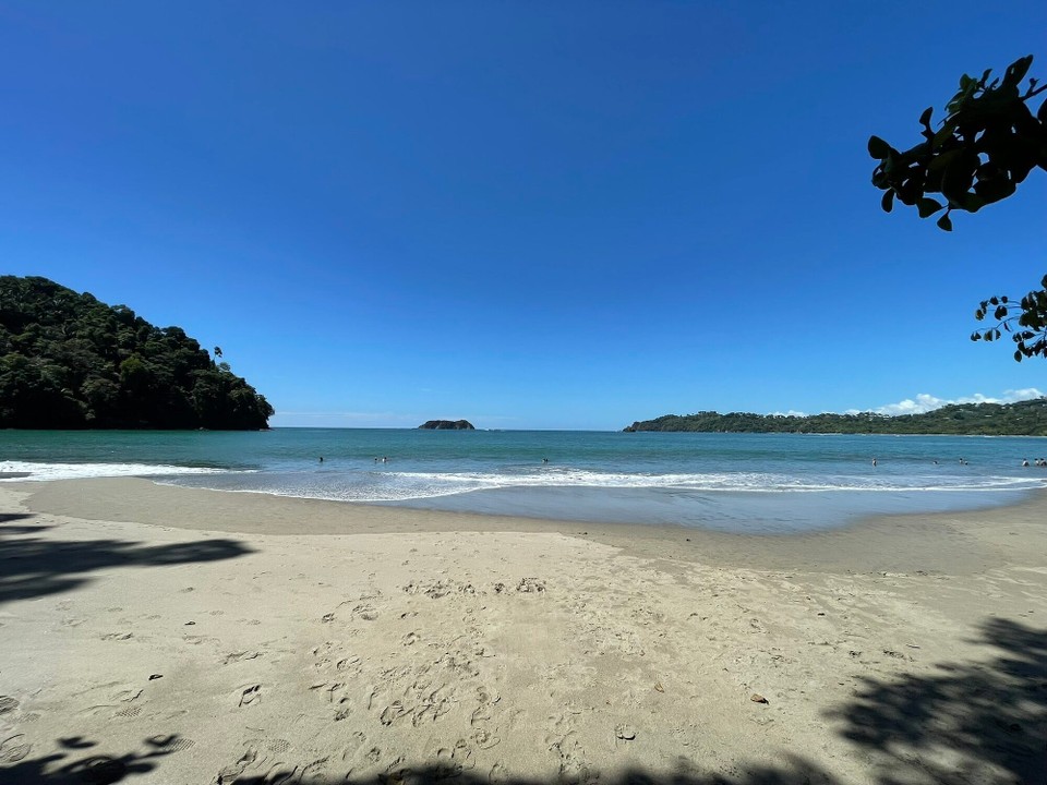 Costa Rica - Quepos - Wunderschöner Strand im Park.