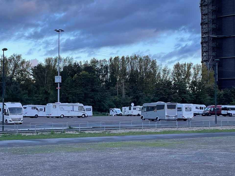 Deutschland - Oberhausen - Gegen Abend dann doch noch auf den anderen Parkplatz gestellt, der bei unserer Ankunft total überfüllt war - zu den vielen anderen Wohnmobilen. Das war auch gut so, denn unser erster Platz war am Morgen dann verschlossen.