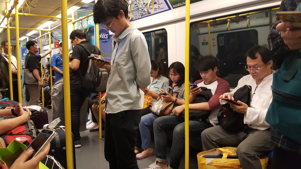 Thailand - Bangkok - Warum sich unterhalten, wenn alle auf das Handy starren....
