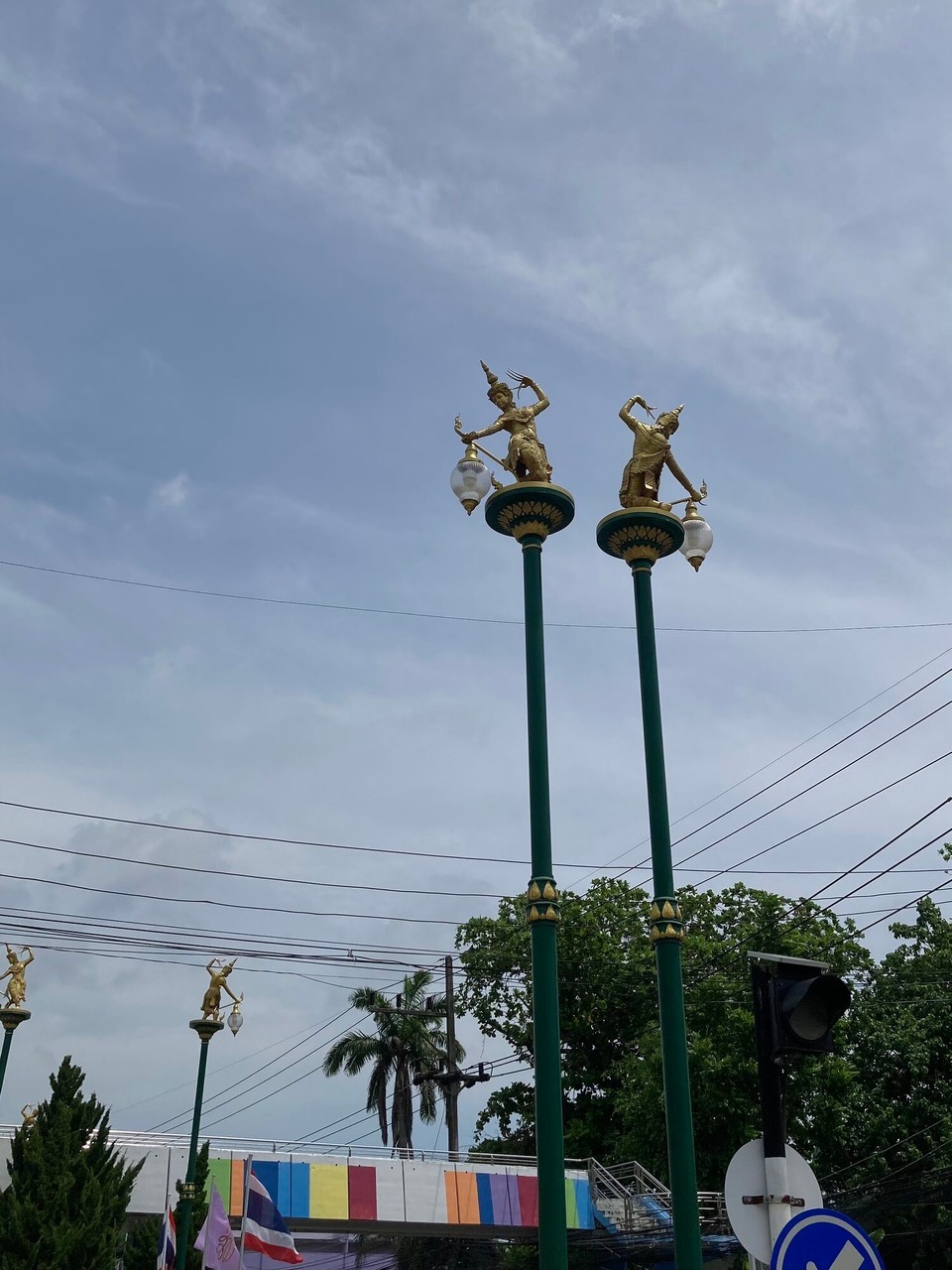 Thailand - Amphoe Hat Yai - Die sollten vielleicht mal ihre Fingernägel schneiden 🫣