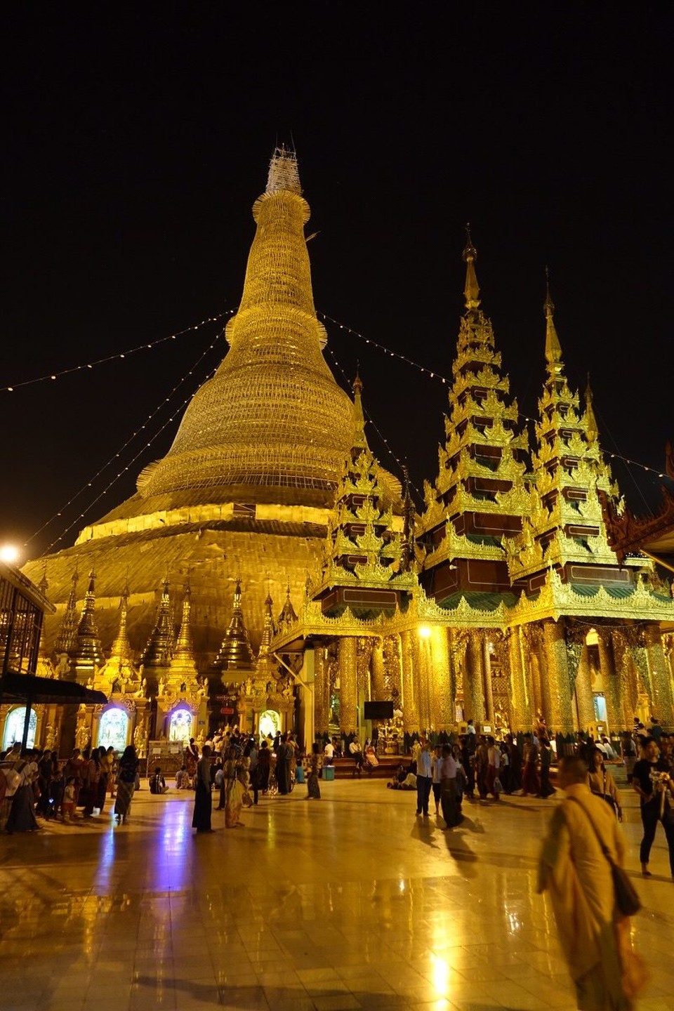 Myanmar (Burma) - Yangon - Shwedagon Pagoda. Altså det her var helt sinnsykt! Etter Thailand føler jeg meg alt mettet på buddhaer men det her er et must see!
