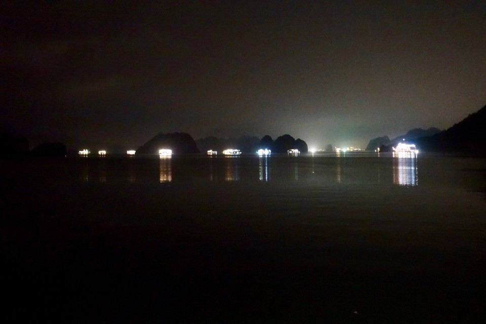 Vietnam - Cát Bà Island - Ha Long Bay by night. Dette er andre (og større) båter, ikke fastland. 