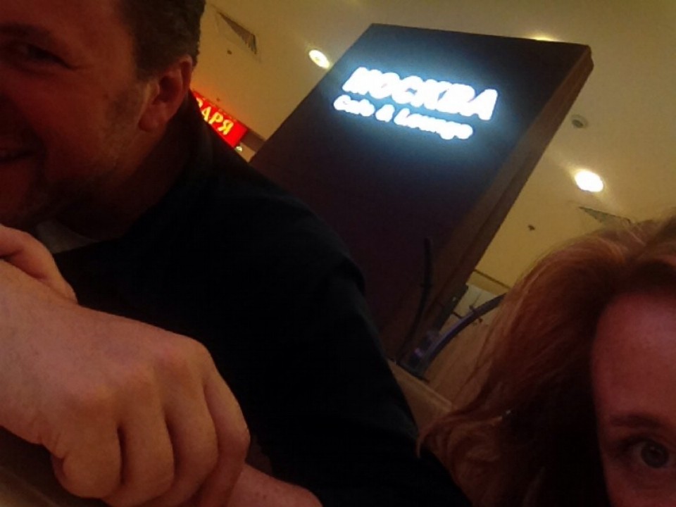 Russia - Moscow - In tegenstelling tot wat jullie nu denken, zitten we bij het Moskou cafe & lounge, ipv de Mockba. #leerrussischin3dagen #nietMockenlekkerWokken