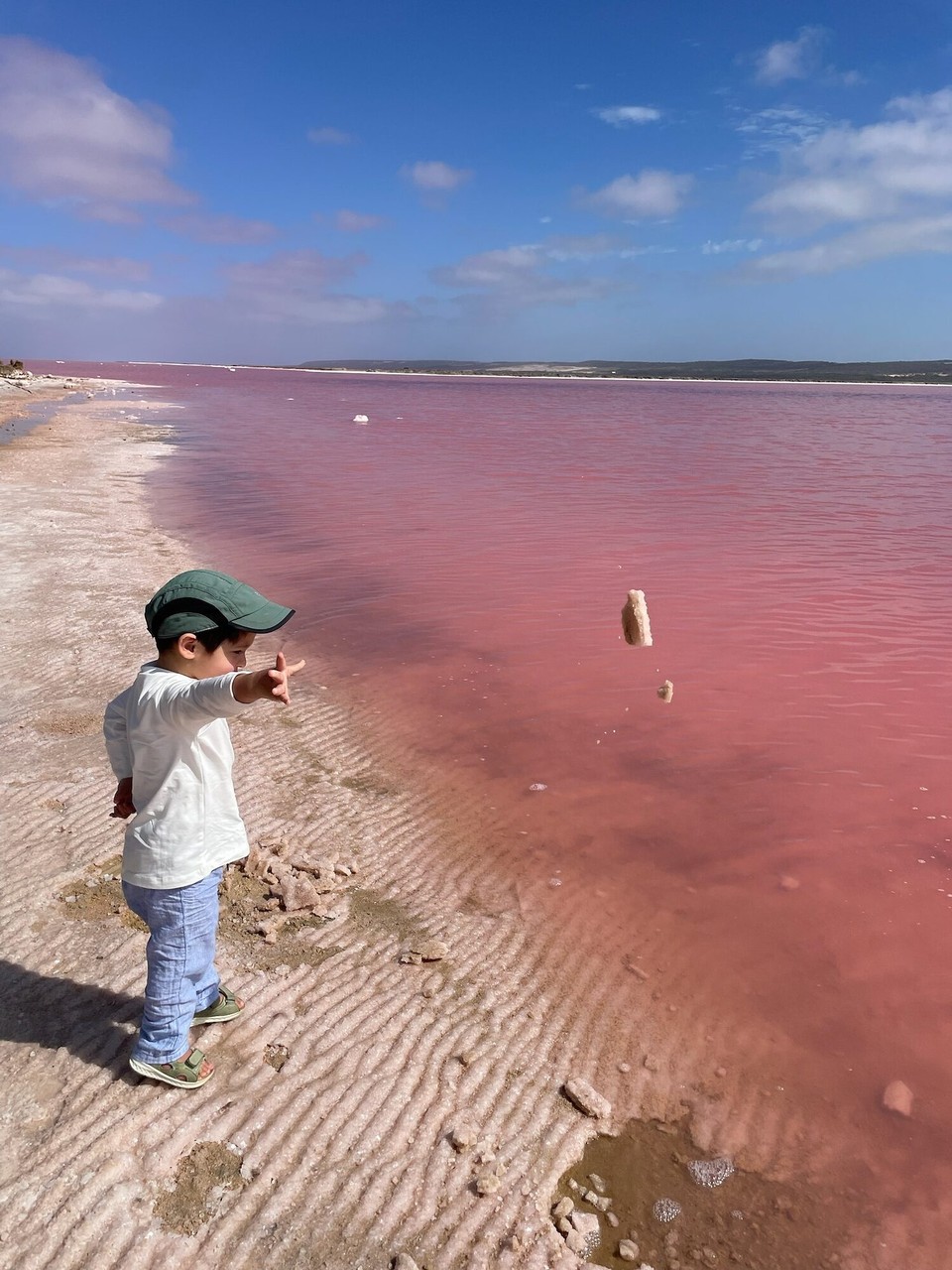 Australien - Yallabatharra - Elias hatte sehr viel Spaß dabei Salz“Steine“ in den See zu werfen.