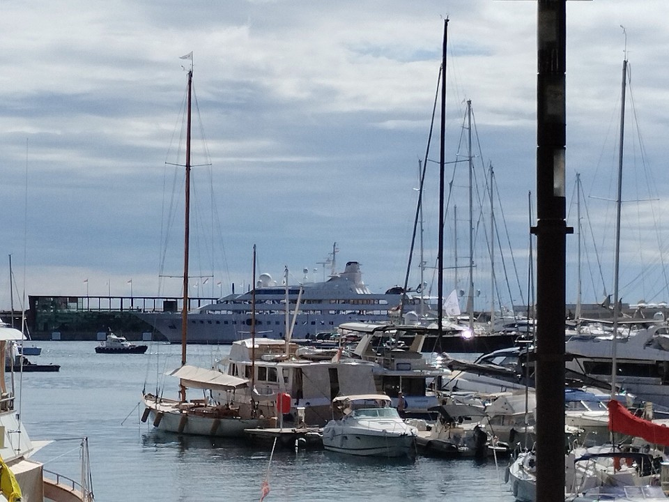 Monaco - Monaco-Ville - ....Riesenyacht inkl. Hubschrauber 😱....